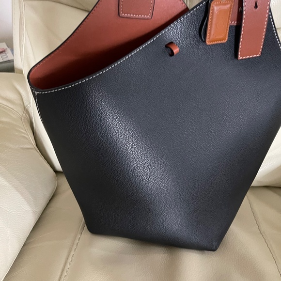 MDBM Black Leather Bucket tote bag and matching pouch - Picture 9 of 11